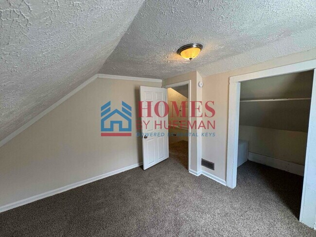 Building Photo - Three Bedroom House | Two Bathroom | Depos...