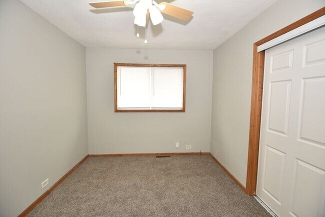 Building Photo - Mishawaka 3 bedroom ranch with large family room and fenced yard