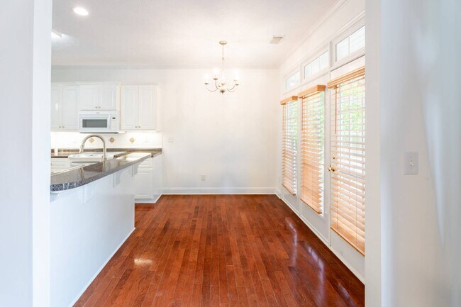 Building Photo - 256 Southbank Dr