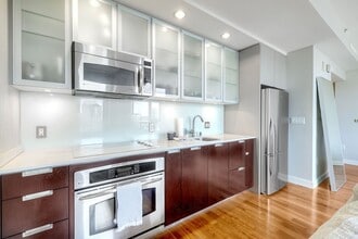 Building Photo - San Diego Downtown  Gaslamp Quarter Furnished  Studio -Available NOW!