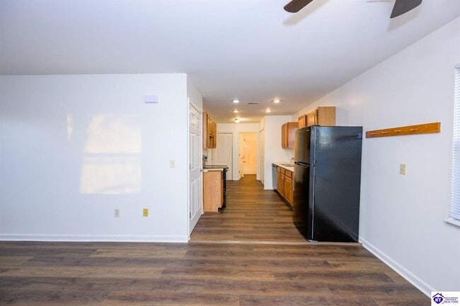 Building Photo - 113 College Street Rd