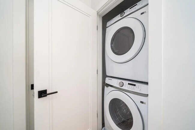 Building Photo - 10 Brinkerhoff St