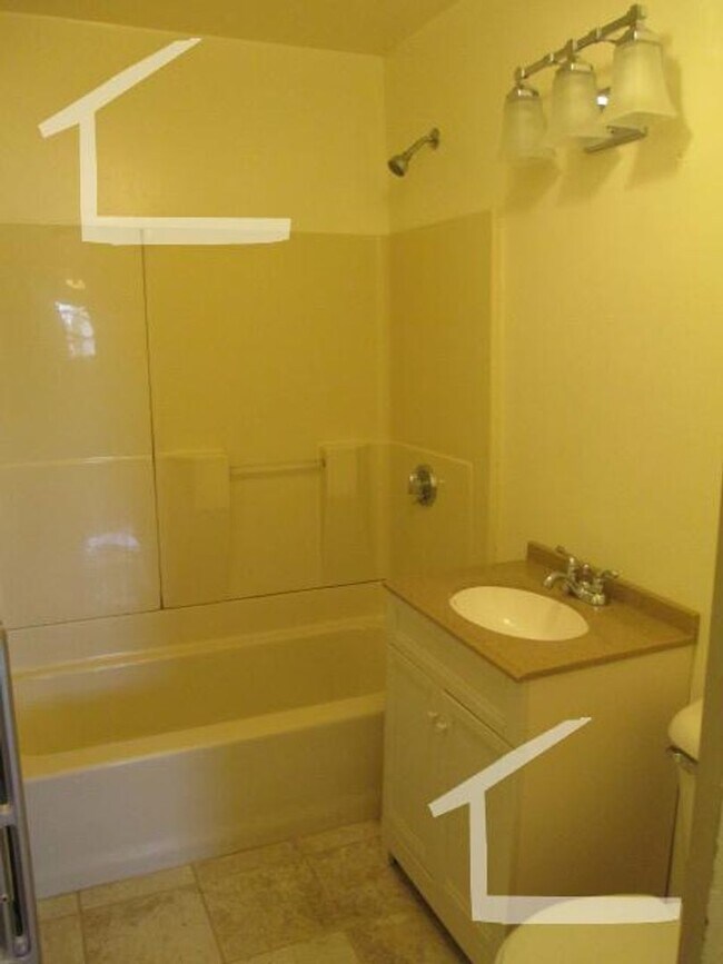 Building Photo - Nice 4 bed in Oak Square