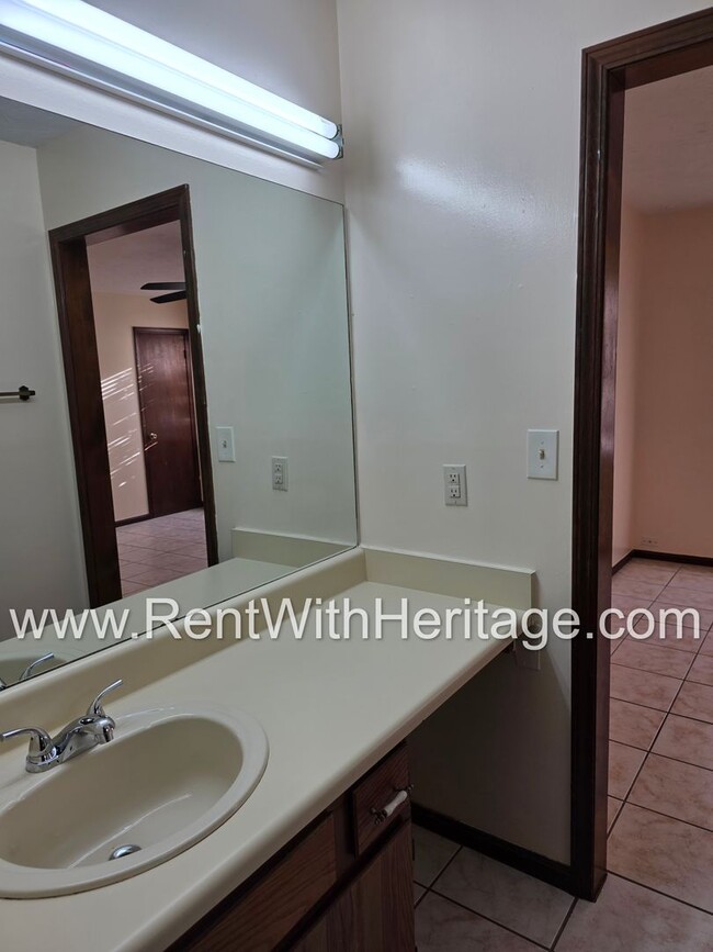 Building Photo - Amazing 2 bedroom, 1.5 bath townhome/ Great Roommate Floorplan / Great Location