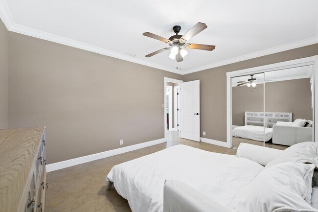 Building Photo - 1120 Renmar Dr