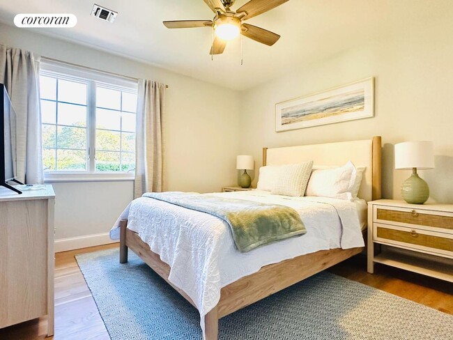 Building Photo - 10 Ginny Ln