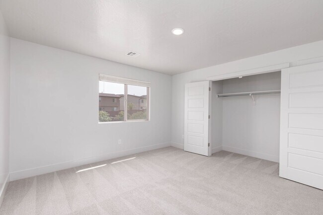 Building Photo - 4 bed | 2.5 bath | 2 car in Desert Canyons