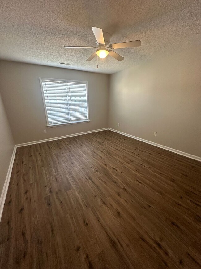 Building Photo - S204