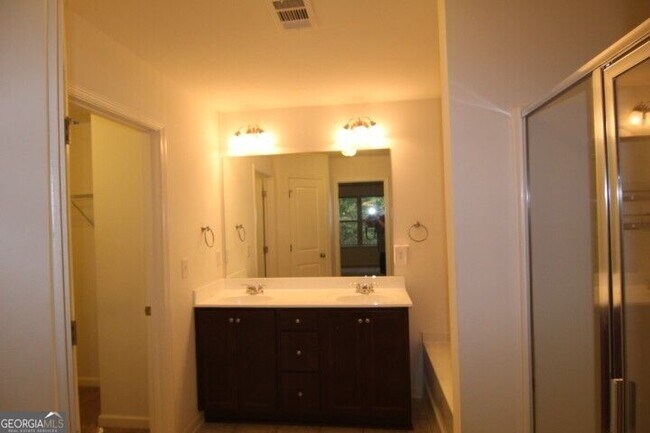Building Photo - 5850 Vinyard Ln