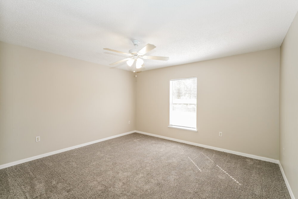 Building Photo - 5840 Lake Front Dr