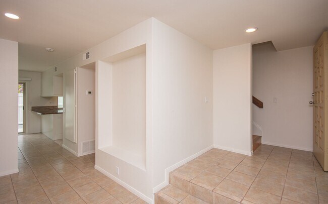 Building Photo - 3 Bedroom, 2.5 Bathroom Townhome!