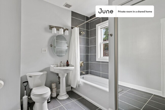 Building Photo - Room in Shared 4 bed/1 bath home