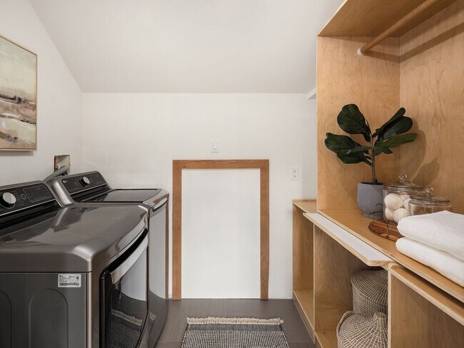 Building Photo - 5bd/2.75ba Bellevue Home