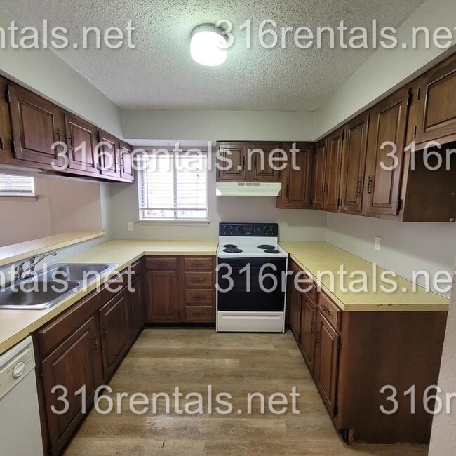 Building Photo - $850- 2 bed 1 bath - Townhomes