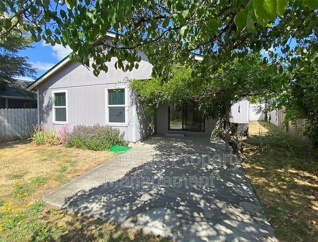 Building Photo - 1138 NE Conser Pl