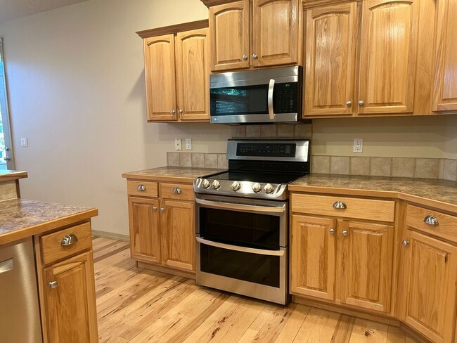 Building Photo - Impressive Home w/ 6 Bedrooms, Full Finished Basement, Lawn Care Included!