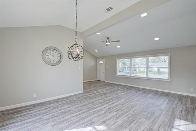 Building Photo - 1914 Lynnview Dr