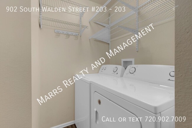Building Photo - 902 S Walden St