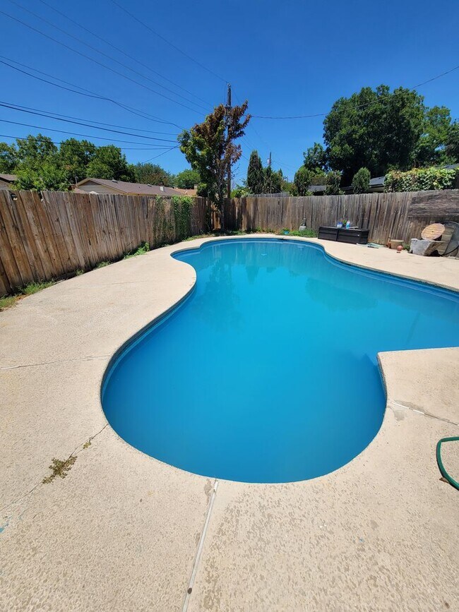Building Photo - Modern living in Mesquite