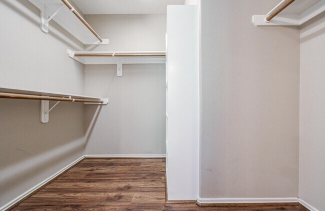 Building Photo - 17230 Oakwood Chase Dr