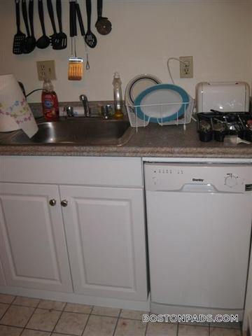 Building Photo - 833 Beacon St