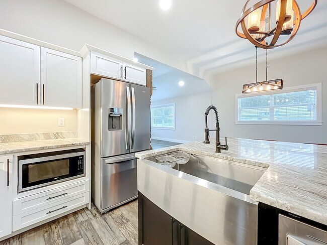 Building Photo - 389 S Central Ave