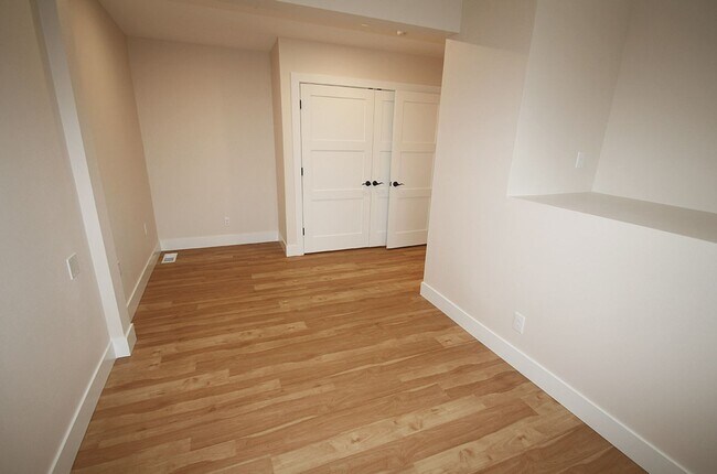 Building Photo - Caspian 3501 3-plex