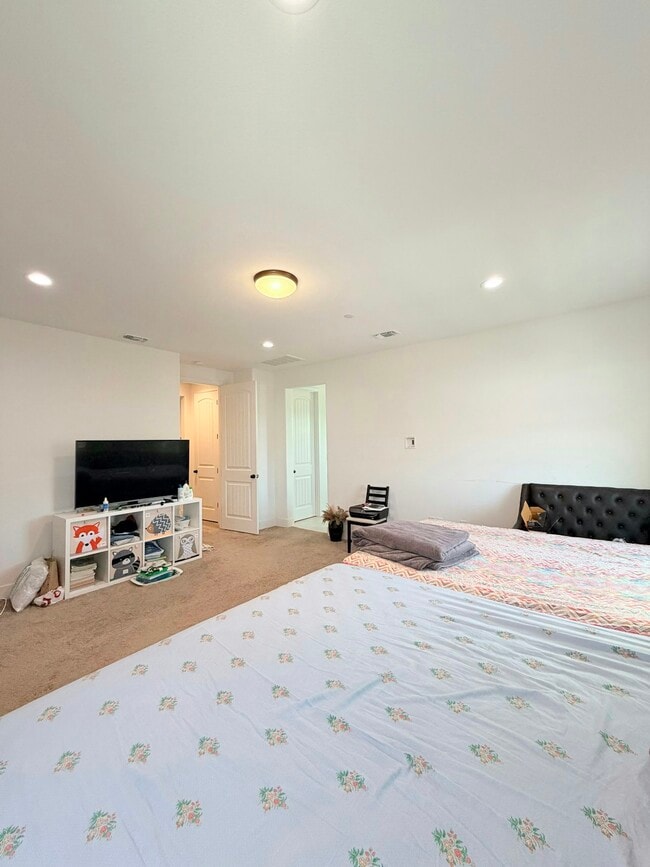 Building Photo - 1676 S Central Pkwy