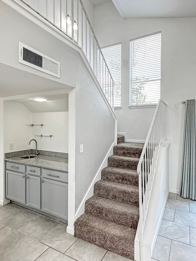 Building Photo - Charming 4-Bedroom with Modern Upgrades in Prime Location