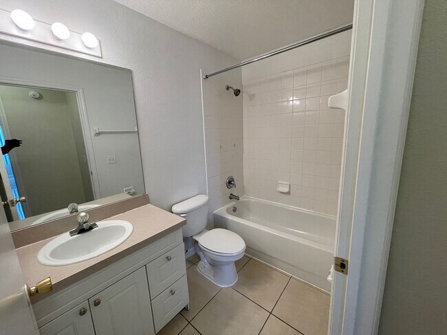 Building Photo - Cozy 1 Bedroom/Studio Style, 1 Bathroom Condo. All Utilities included