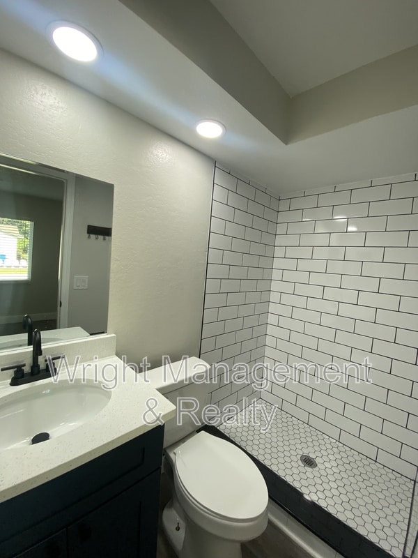 Building Photo - 206 St Petersburg Dr E