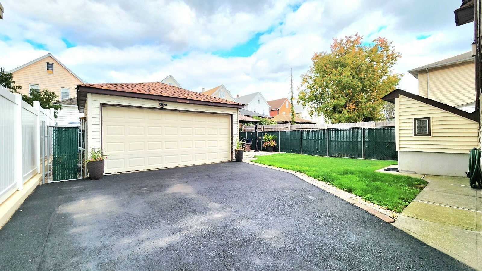 2 Car Garage. Fully Fenced In Yard. - 11 Banta Ave