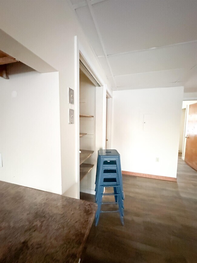 Building Photo - 324 Main St