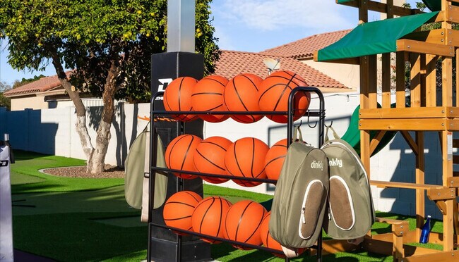 Building Photo - 2431 E Laurel St