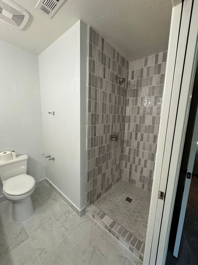 Building Photo - Beautifully Updated 3 Bed/2.5 Bath Townhom...