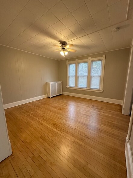 Building Photo - 2527 S Howell Ave