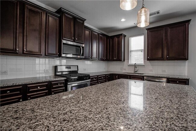 Building Photo - 5410 Mirror Lake Dr