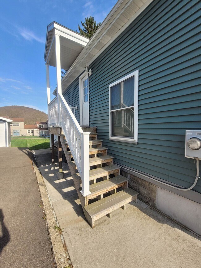 Building Photo - 292 Bridge Street Ext