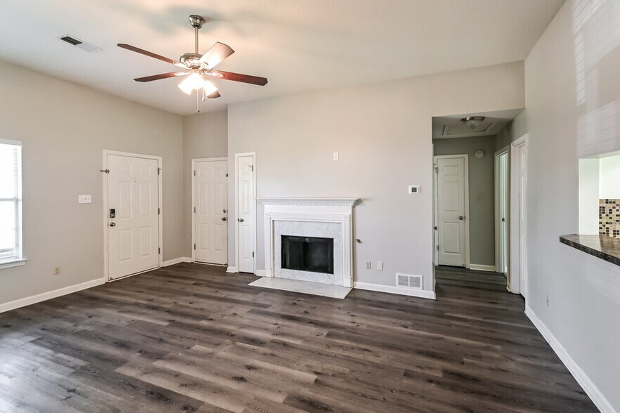 Building Photo - 8389 Palm Springs Dr