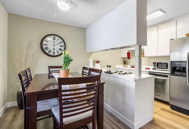 Building Photo - Sandstone Villas, Canyon Corridor,Seasonal Furnished