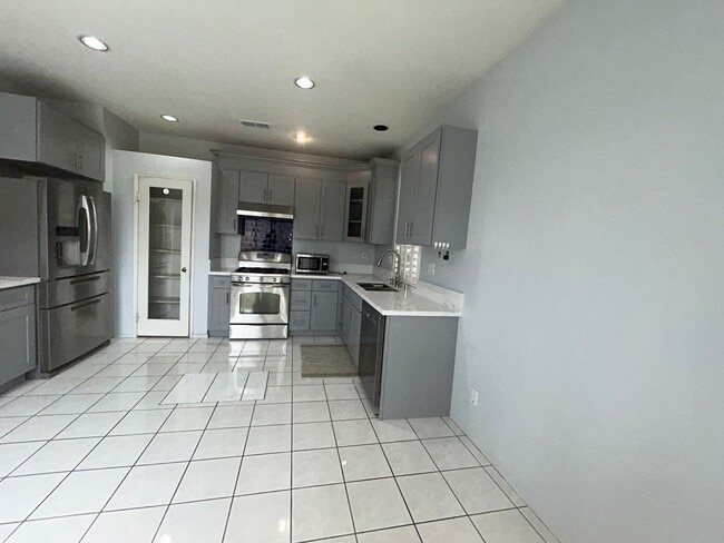 Building Photo - Spacious 2-Story Home in Prime Location