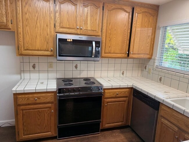 Building Photo - 2 Bedroom 2 Bath One Story Senior Community Vacaville *Star Rentals