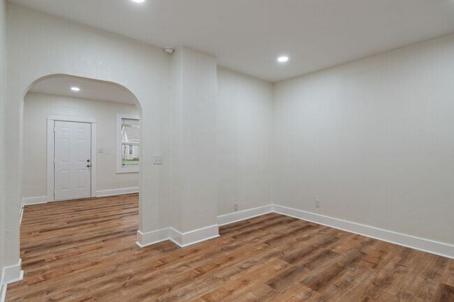 Building Photo - 209 N Addison St