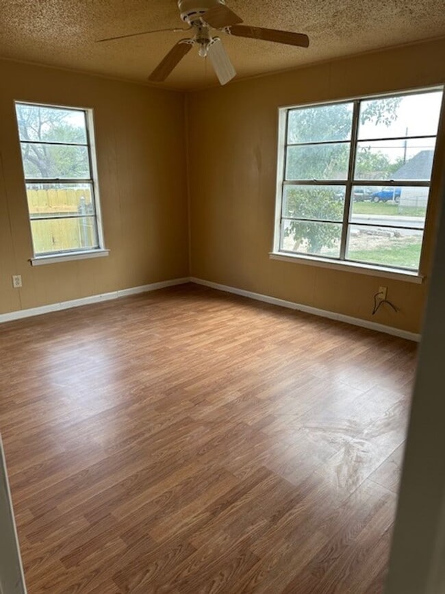 Building Photo - 1205 E Avenue G