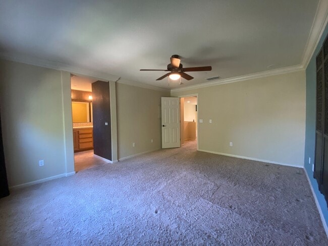 Building Photo - Spacious 2BD Condo with Loft & 2-Car Garage Near Intel and Willow Hill Park