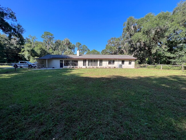 Building Photo - 3BR/2BA on 2 Acres in Micanopy