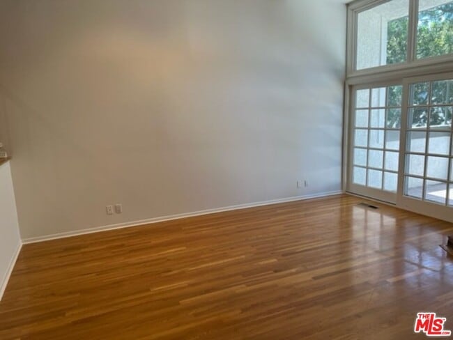 Building Photo - 1656 Palisades Dr