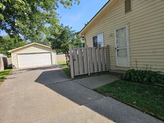 Building Photo - Clean 3-Bedroom Tri-Level, 1.5 Bath with Updated Kitchen, Great Room, Fireplace & Private Backyar...