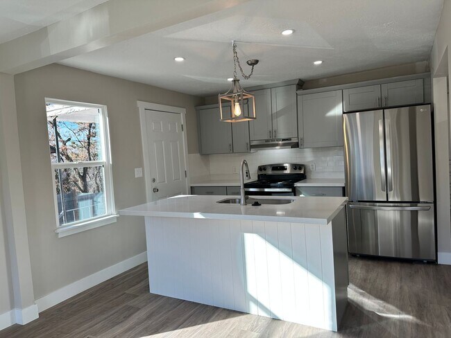 Building Photo - Darling remodeled 5 bedroom 2 bathroom home in the heart of Ogden