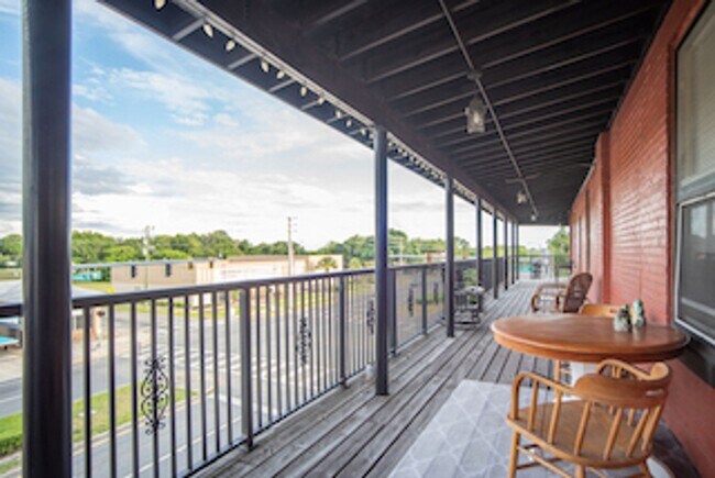 Building Photo - Spacious 2/2 Apartment in Heart of Umatilla!